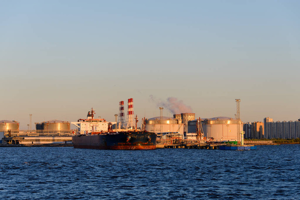 Tartályhajó kikötve port Saint-Petersburg - Fotó, kép