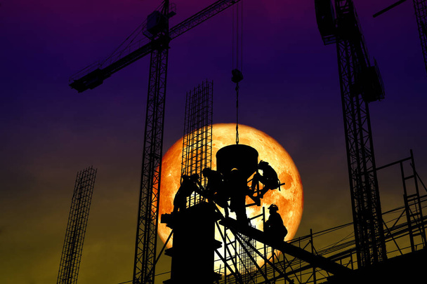Super krwi księżyc pleców sylwetka pracownika na budowę budynku, elementy zdjęcie dostarczone przez Nasa - Zdjęcie, obraz