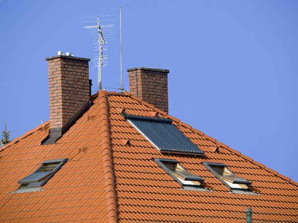 çatı bacaları ve iki güneş paneli ile - Fotoğraf, Görsel