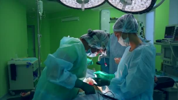 Chirurgien et équipe chirurgicale effectuent une chirurgie esthétique sur les seins dans la salle d'opération de l'hôpital. Augmentation mammaire. Mammoplastie. Elargissement mammaire. Détail de la chirurgie
. - Séquence, vidéo