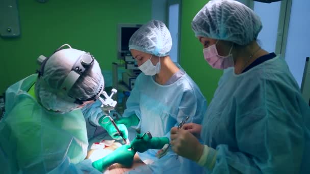 Cirujano y equipo quirúrgico están realizando cirugía estética en los senos en el quirófano del hospital. Aumento de senos. Mamoplastia. Ampliación de senos. Detalle de cirugía
. - Imágenes, Vídeo