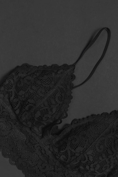 Soutien-gorge en dentelle noire sous-vêtements sur fond sombre vue de dessus plat couche avec espace de copie. Vêtements érotiques essentiels féminins, beaux sous-vêtements à la mode. Concept de vente dans le magasin, shopping
 - Photo, image