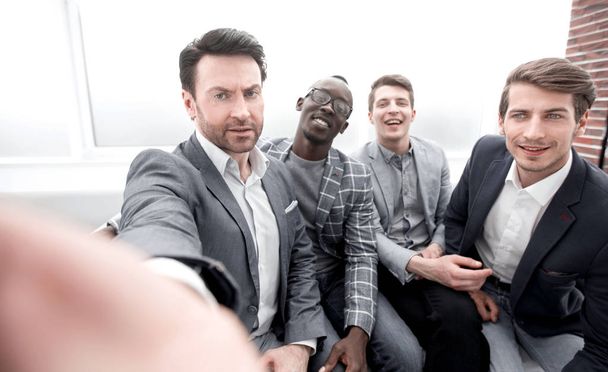 Business team neemt selfies op kantoor - Foto, afbeelding