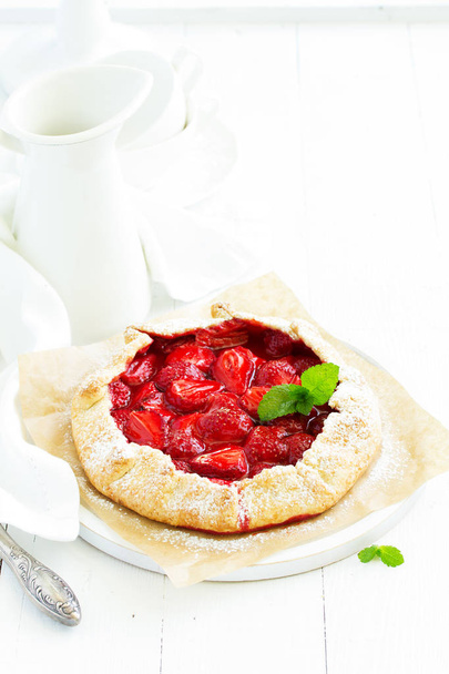Homemade strawberry cake Galette - Фото, изображение