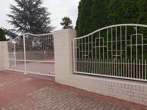Массивные металлические ворота
 - Фото, изображение