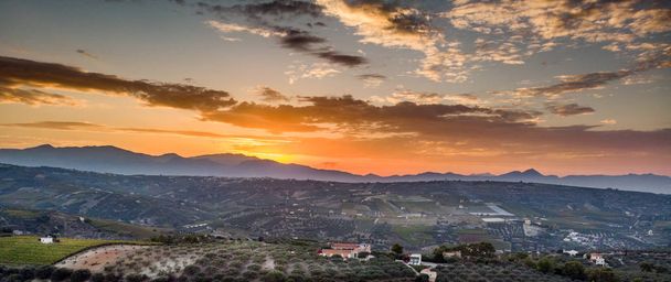 Paisagem cênica durante o pôr do sol, Creta, Grécia
 - Foto, Imagem