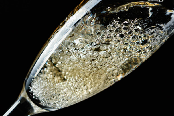 Glas champagne spatten geïsoleerd op zwarte achtergrond. - Foto, afbeelding
