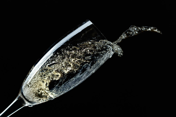 Vaso de champán aislado sobre fondo negro
. - Foto, imagen