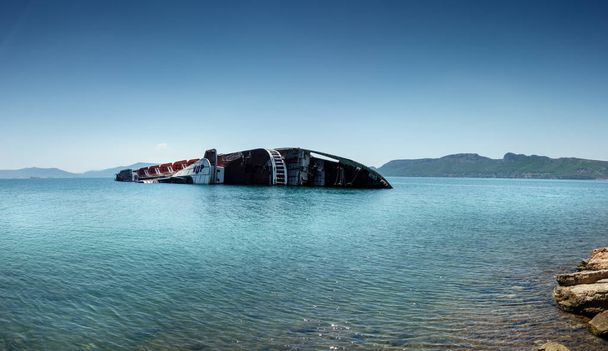 Панорамний вид з тонути корабельної аварії в море, Греція - Фото, зображення