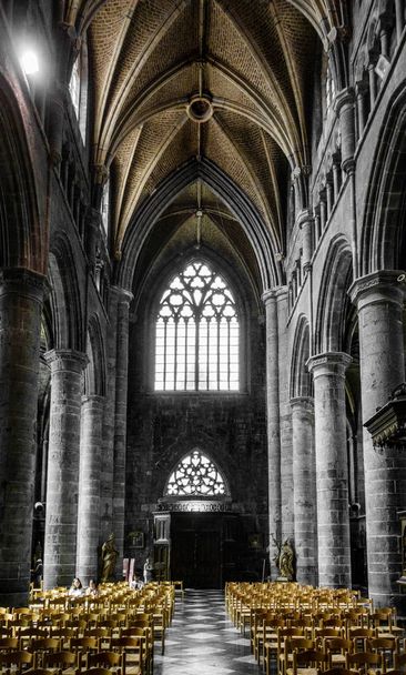 leere Stühle und Innenraum der Kirche, Belgien - Foto, Bild