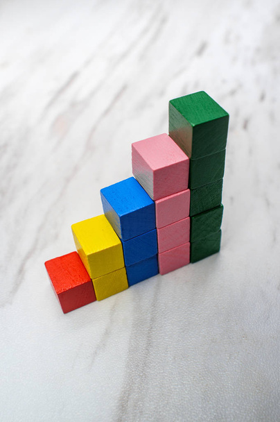 Gráfico de barras feito de blocos de brinquedo de madeira um símbolo de sucesso empresarial
 - Foto, Imagem