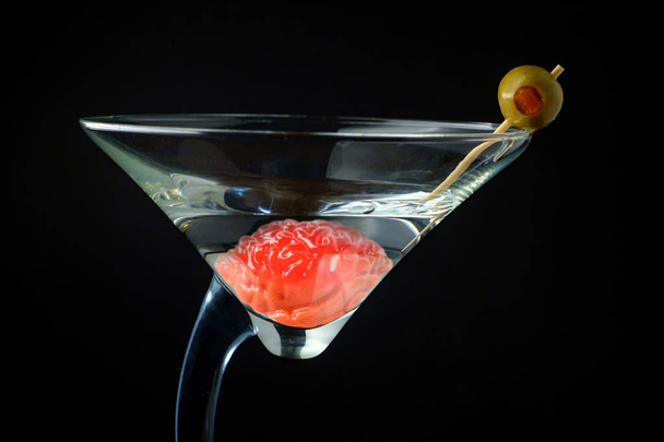 Cérebro humano em vidro martini imerso em licor para alcoolismo conceito de dependência
 - Foto, Imagem