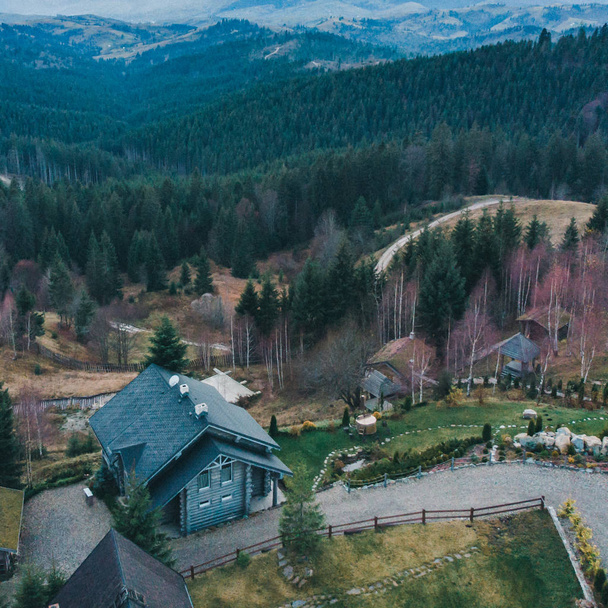 воздушный вид на дома в горах. Пейзаж. пасмурная погода
 - Фото, изображение