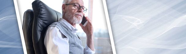 Portret van bebaarde senior zakenman praten op mobiele telefoon in kantoor, fel licht. panoramisch banner - Foto, afbeelding