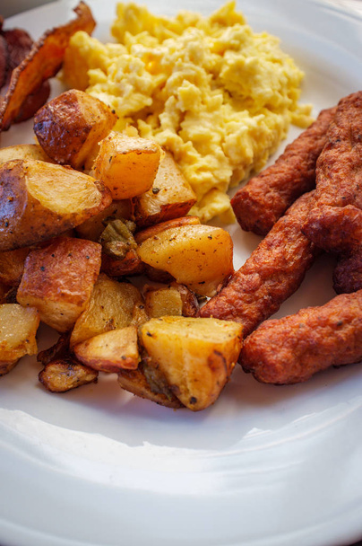 Roerei met ontbijt worst huis frietjes en spek - Foto, afbeelding