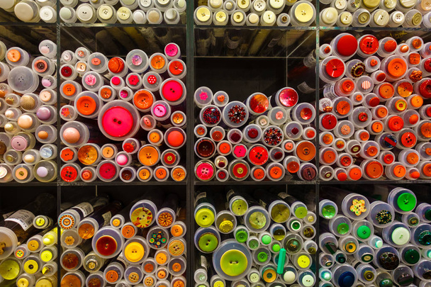 Variedad de botones de costura para la venta en la tienda textil
 - Foto, imagen