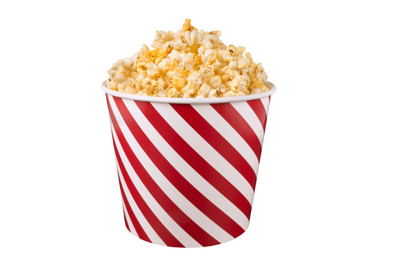 Попкорн в красно-белой картонной коробке для кино или телевидения. Изолированный на белом фоне
. - Фото, изображение