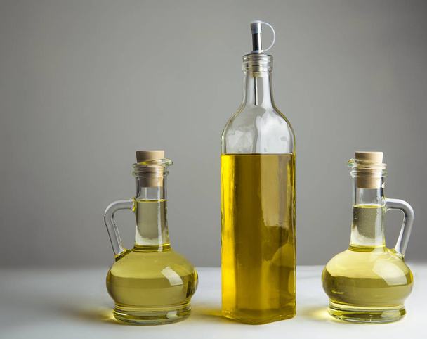 olej ve sklenicích, izolované na bílém pozadí.  - Fotografie, Obrázek