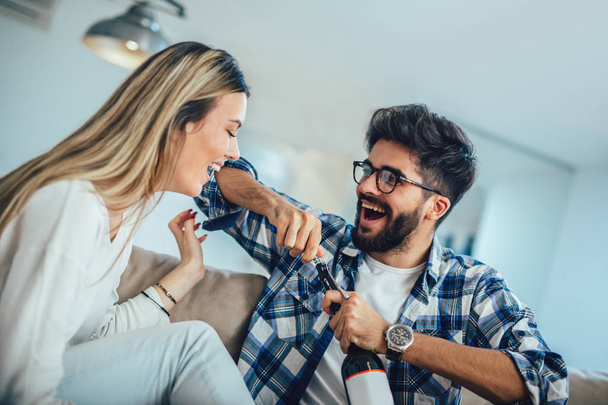 Mladý pár, kteří požívají víno doma. - Fotografie, Obrázek