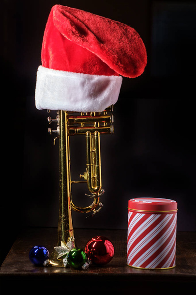 Εποχιακά Χριστουγέννων και το μουσικό όργανο διακοπές τρομπέτα με δραματικό φωτισμό - Φωτογραφία, εικόνα
