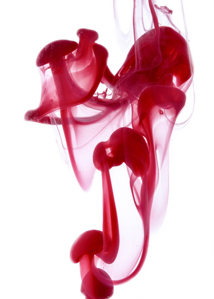 Abstrakcyjny wzór popadania w kropli wody z czerwonym atramentem z bliska - Zdjęcie, obraz