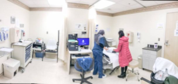 Панорамний розмито фон новонародженого скринінг кімната в лікарні в Америці - Фото, зображення