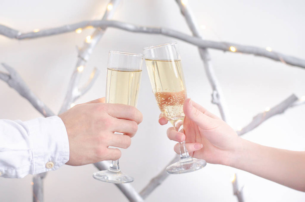 Dos manos femeninas y masculinas con copas de champán
. - Foto, Imagen