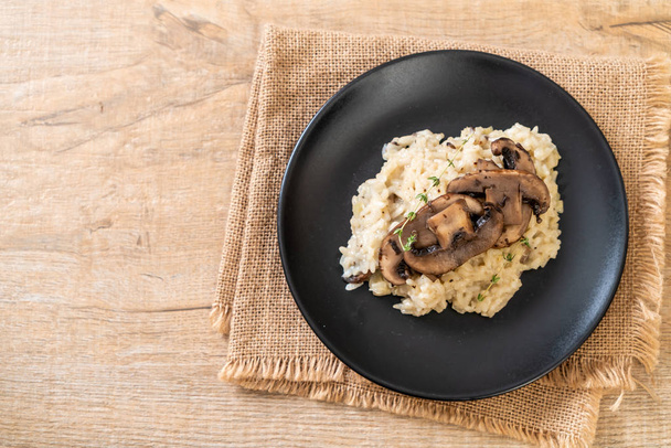 Homemade risotto with mushroom and cheese - Foto, Imagem