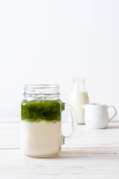 iced matcha green tea latte with milk - Valokuva, kuva