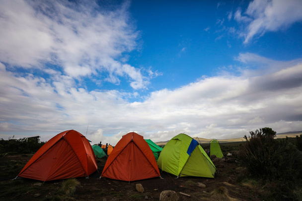 Camping dans des tentes sur le mont Kilimandjaro, Afrique
. - Photo, image
