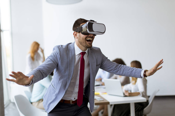 Бізнесмен робить командні тренування під час командного семінару з використанням VR окулярів в офісі
 - Фото, зображення