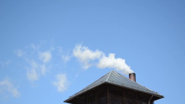 fehér füst vízgőz emelkedése ház tető kémény kék ég - Felvétel, videó