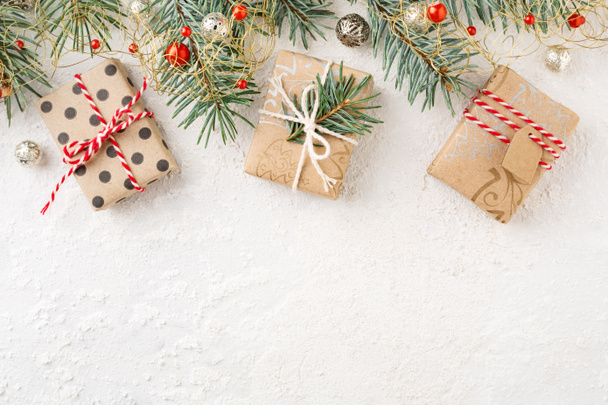 Bordo natalizio di scatole regalo di Natale decorate, ornamenti e abete rosso su sfondo bianco. Cornice per vacanze, Copia spazio, lay flat
. - Foto, immagini