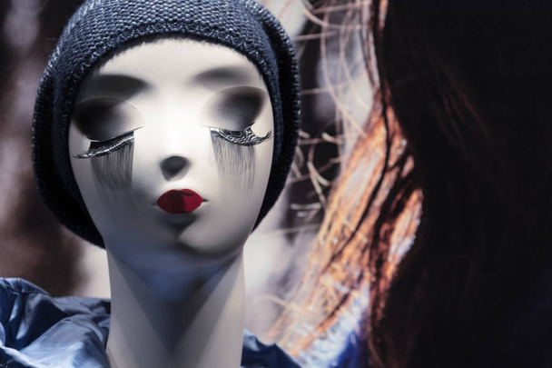Женский головной манекен в магазине с красными губами, белой кожей и длинными ресницами
 - Фото, изображение