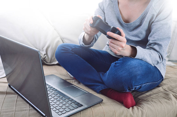 Mann hält Steuerknüppel, während er zu Hause Videospiele spielt - Foto, Bild