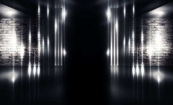 Hintergrund eines leeren dunklen Raumes mit Ziegelsteinen, beleuchtet von Neonlichtern mit Laserstrahlen, Rauch - Foto, Bild