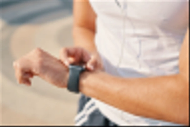 Людина використовує розумний годинник. Молодий бігун робить жести на носять смарт-годинник комп'ютерний пристрій, руки і дивитися крупним планом, невідомий. Технології, гаджет у спорті
. - Фото, зображення