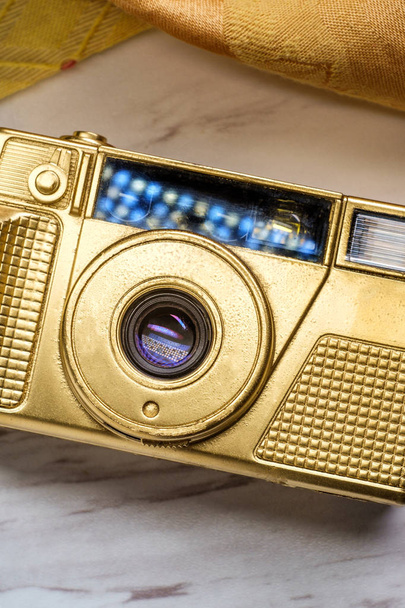 Πολυτελές χρυσό σημείο και πυροβολούν ρετρό 35mm φιλμ φωτογραφικής μηχανής - Φωτογραφία, εικόνα