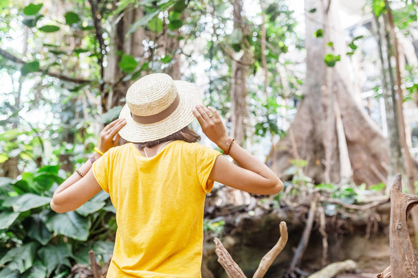 Frau mit Rucksack auf Dschungel-Reise - Foto, Bild
