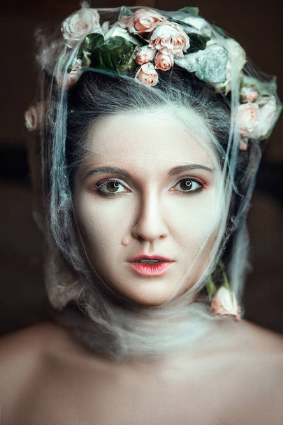 Close-up portret van een vrouw met rozen - Foto, afbeelding
