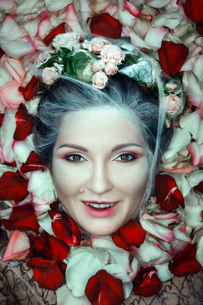 Nahaufnahme Porträt einer Frau mit Rosen - Foto, Bild