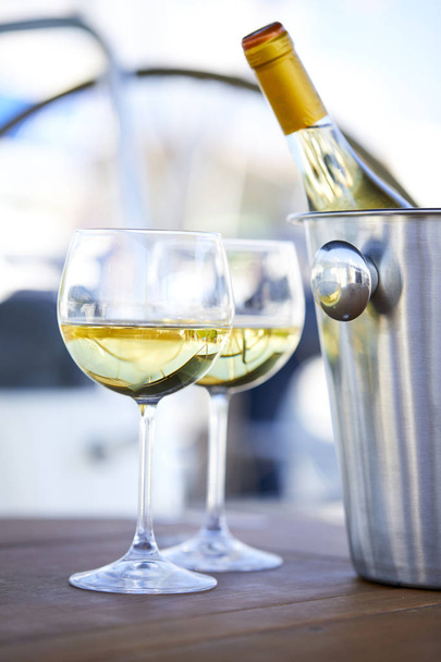 Paire de verres à vin et seau avec bouteille de vin blanc sur yacht
 - Photo, image