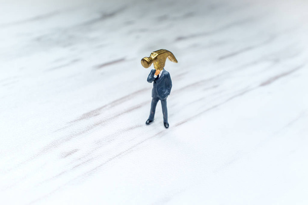 Homme d'affaires figurine miniature avec marteau pour un concept de tête
 - Photo, image