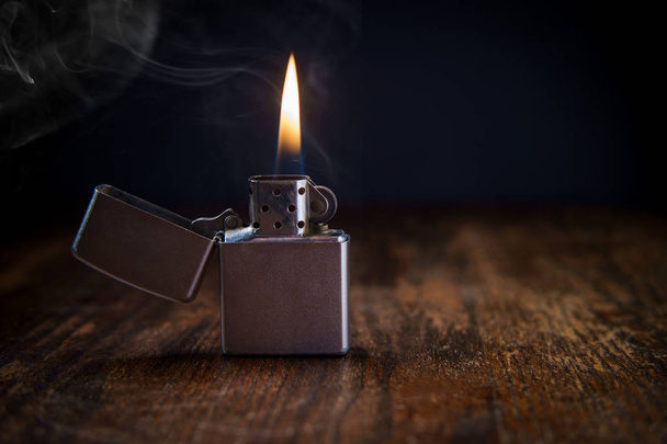 Rueda de pedernal americana mecha reutilizable encendedor con humo e iluminación oscura malhumorada
 - Foto, Imagen