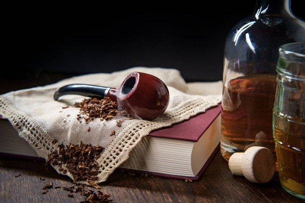 Volný čas tabák potrubí a whisky s lahví a dobrá detektivka - Fotografie, Obrázek