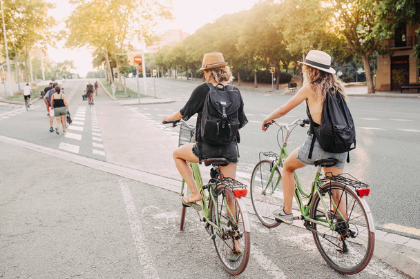 29 JULHO 2018, BARCELONA, ESPANHA: Ciclistas que atravessam a intersecção rodoviária. Bicicleta como transporte urbano
 - Foto, Imagem