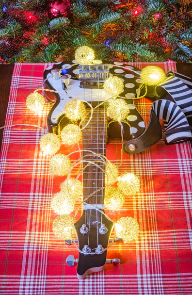 Сезонный праздник музыкальный инструмент укулеле на фоне елки
 - Фото, изображение