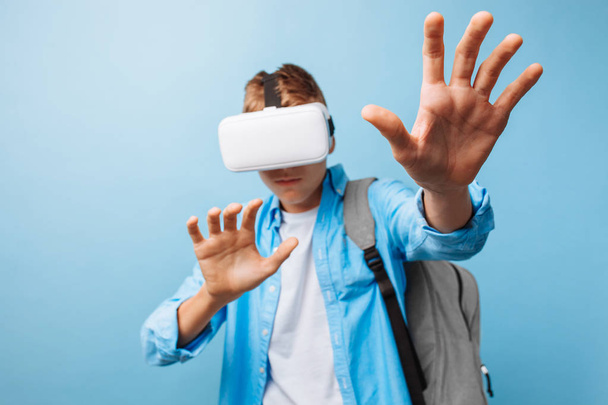 student wearing virtual reality glasses - Foto, immagini