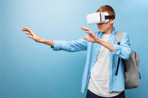 student wearing virtual reality glasses - Φωτογραφία, εικόνα