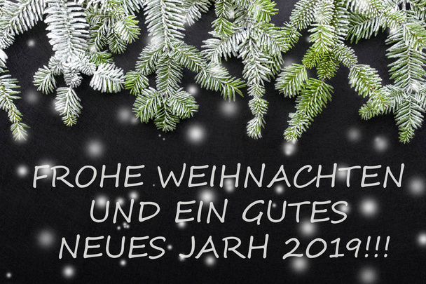 Tanne und Schnee auf dunklem Hintergrund. Grüße Weihnachtskarte. Postkarte. Weihnachten. weiß und grün ". Frohe Weihnachten und ein gutes neues Jahr 2019" - Foto, Bild